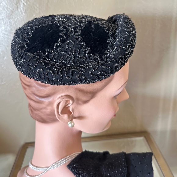 HIGH-FASHION 1950s\' BLACK VELOUR CAP WITH INTRICATE BEADING + BEADED GLOVES main image 5